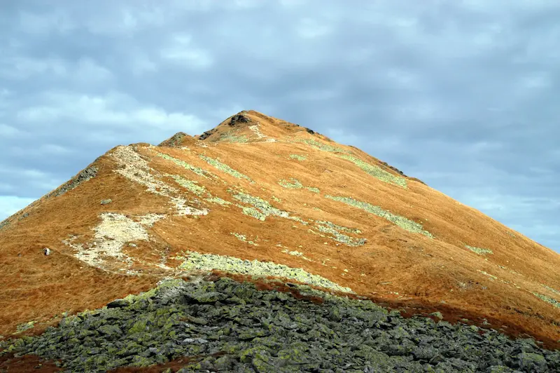 Vrchol Volovca (2 063&nbsp;m n. m.) v&nbsp;Západných Tatrách na&nbsp;jeseň