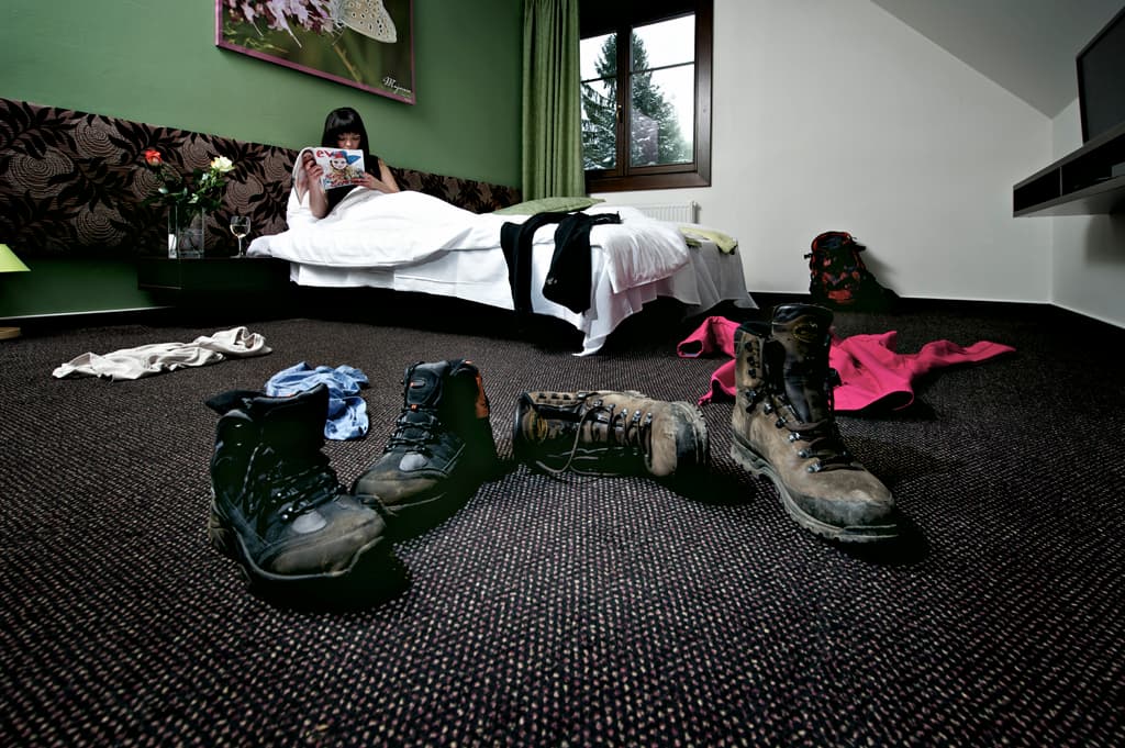 Hotelová izba s turistickými topánkami – ubytovanie v Pribyline pri Vysokých Tatrách