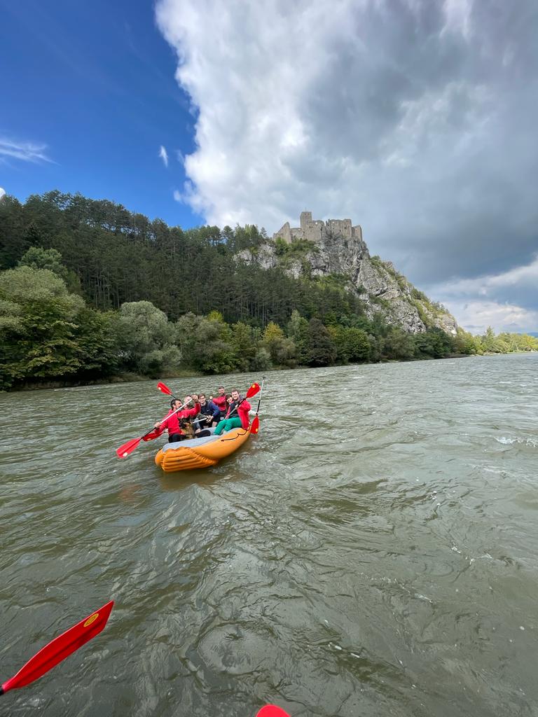 Splav Váhu pod Strečnom – raft pod zrúcaninou hradu Strečno