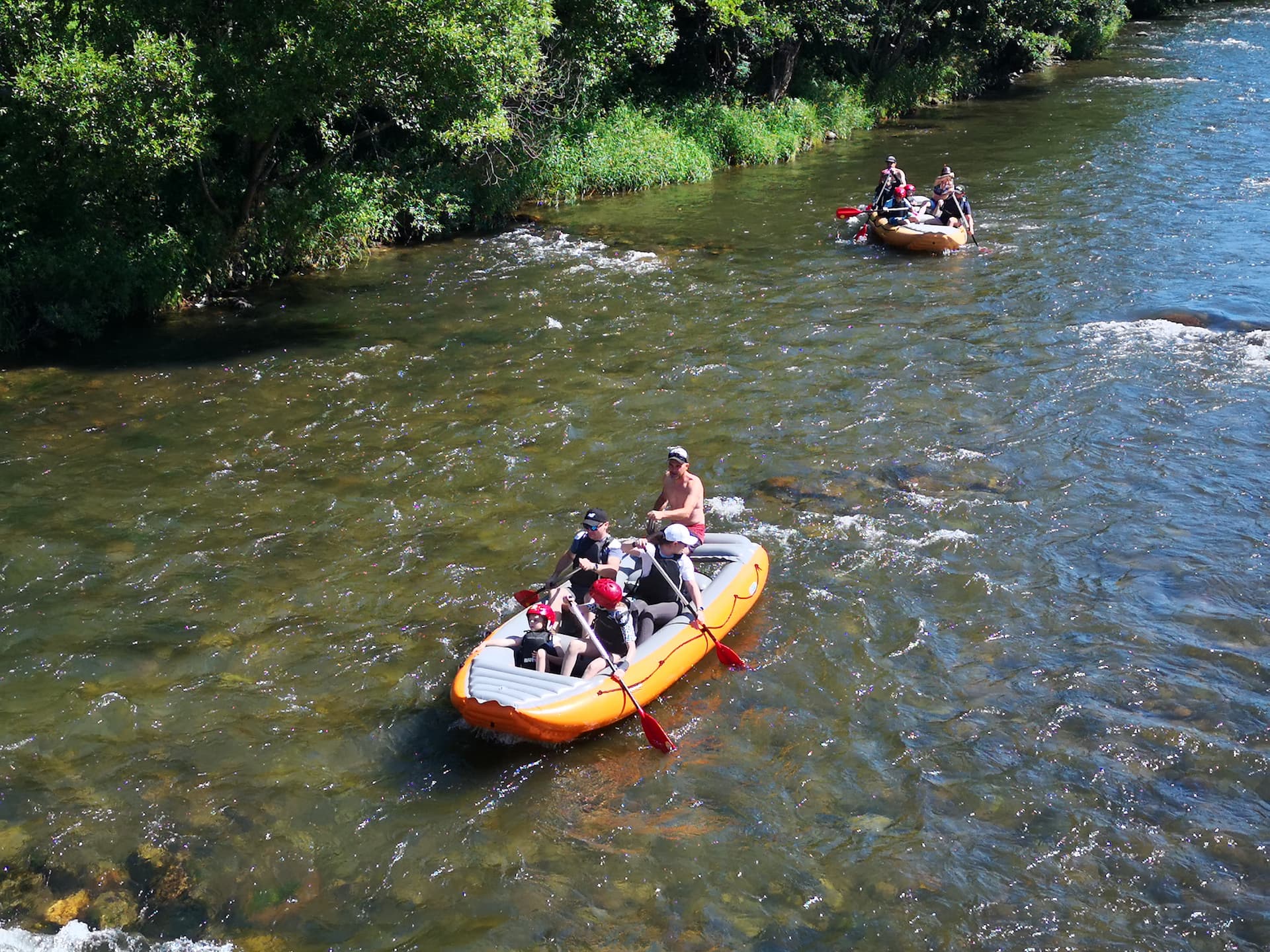 Rafting na slovenskej rieke s posádkou v neoprénoch