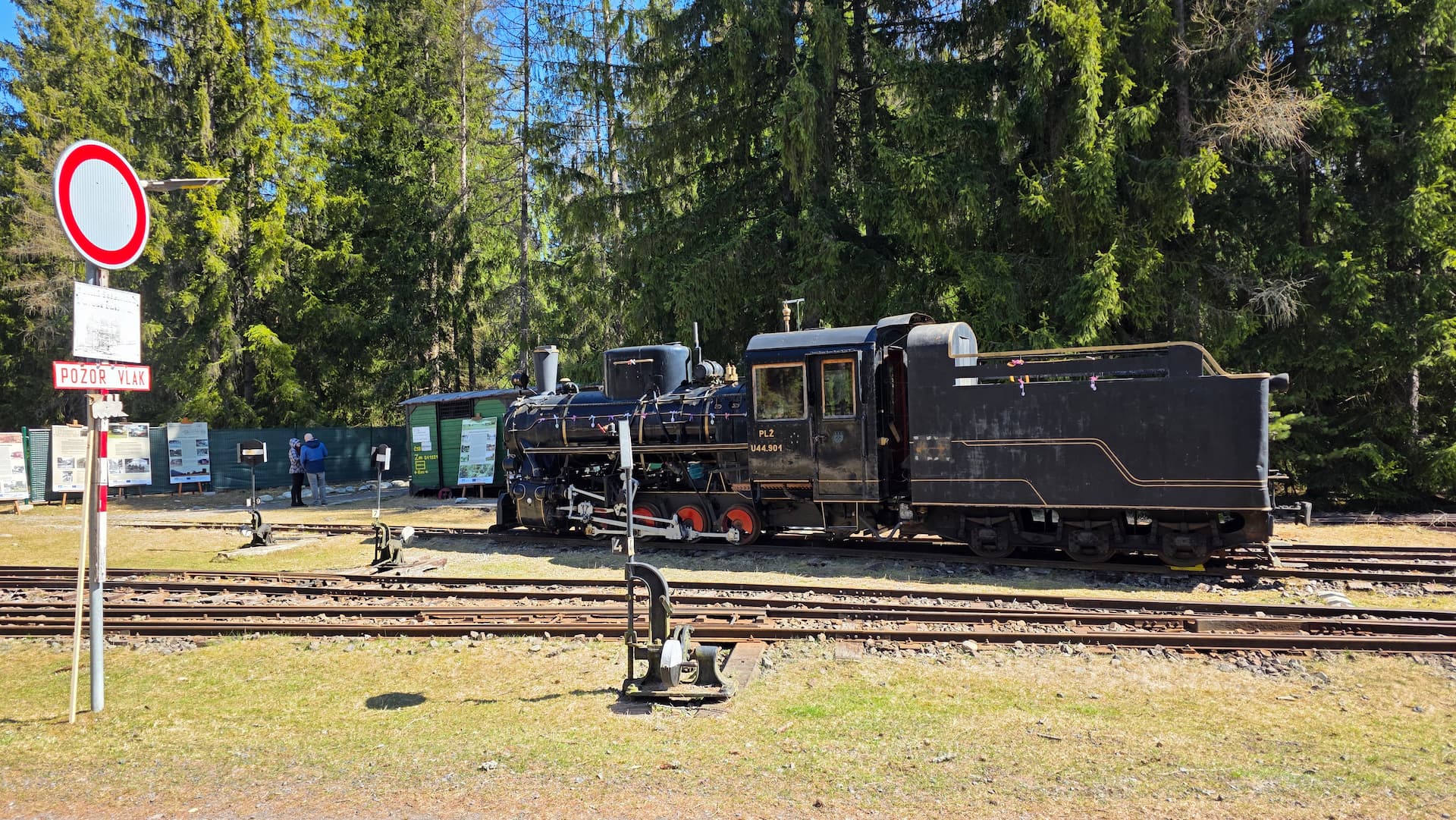 Parná lokomotíva Považskej lesnej železnice v areáli skanzenu Pribylina
