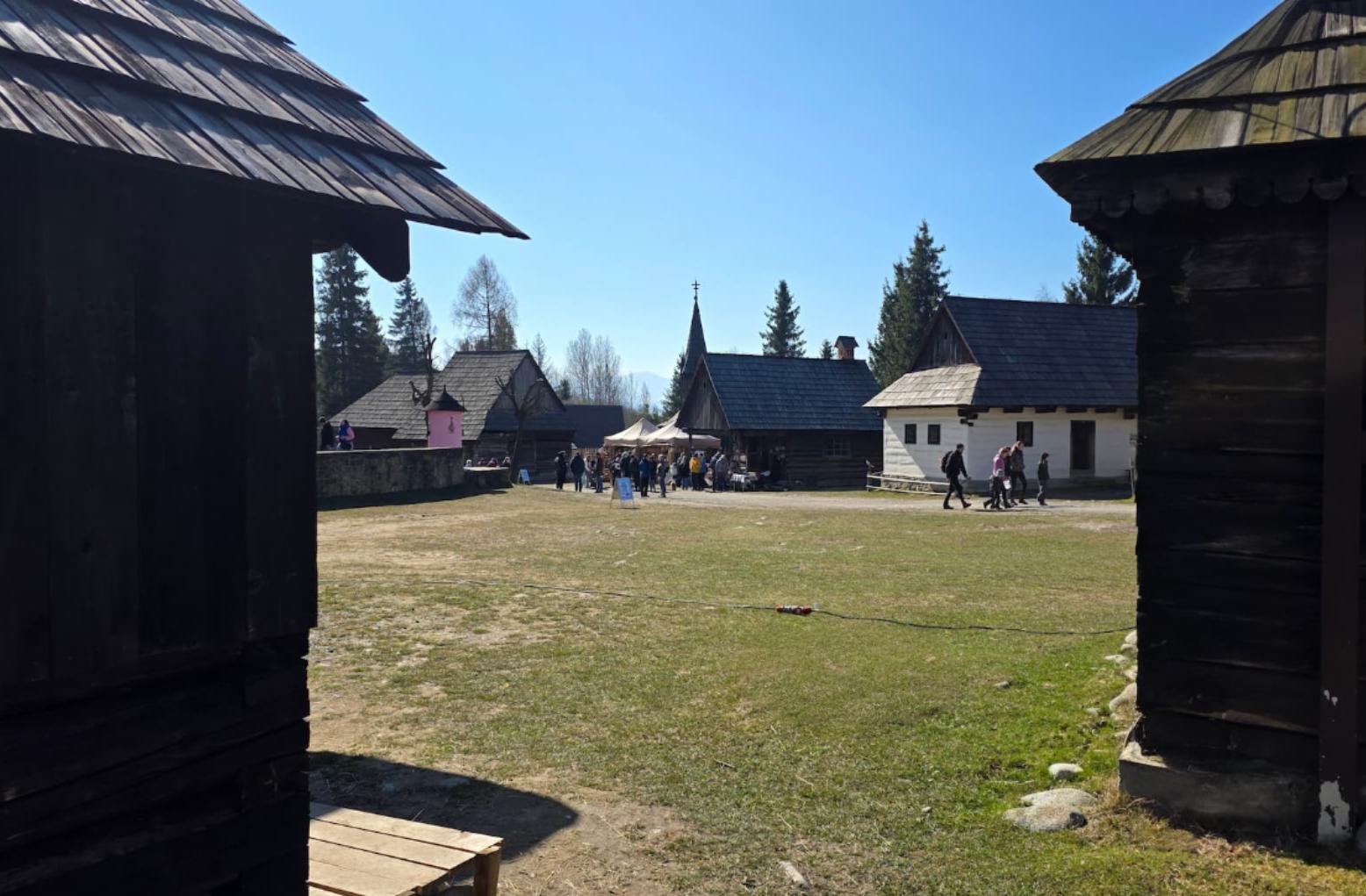 Celkový pohľad na areál skanzenu Pribylina s drevenicami a kostolom