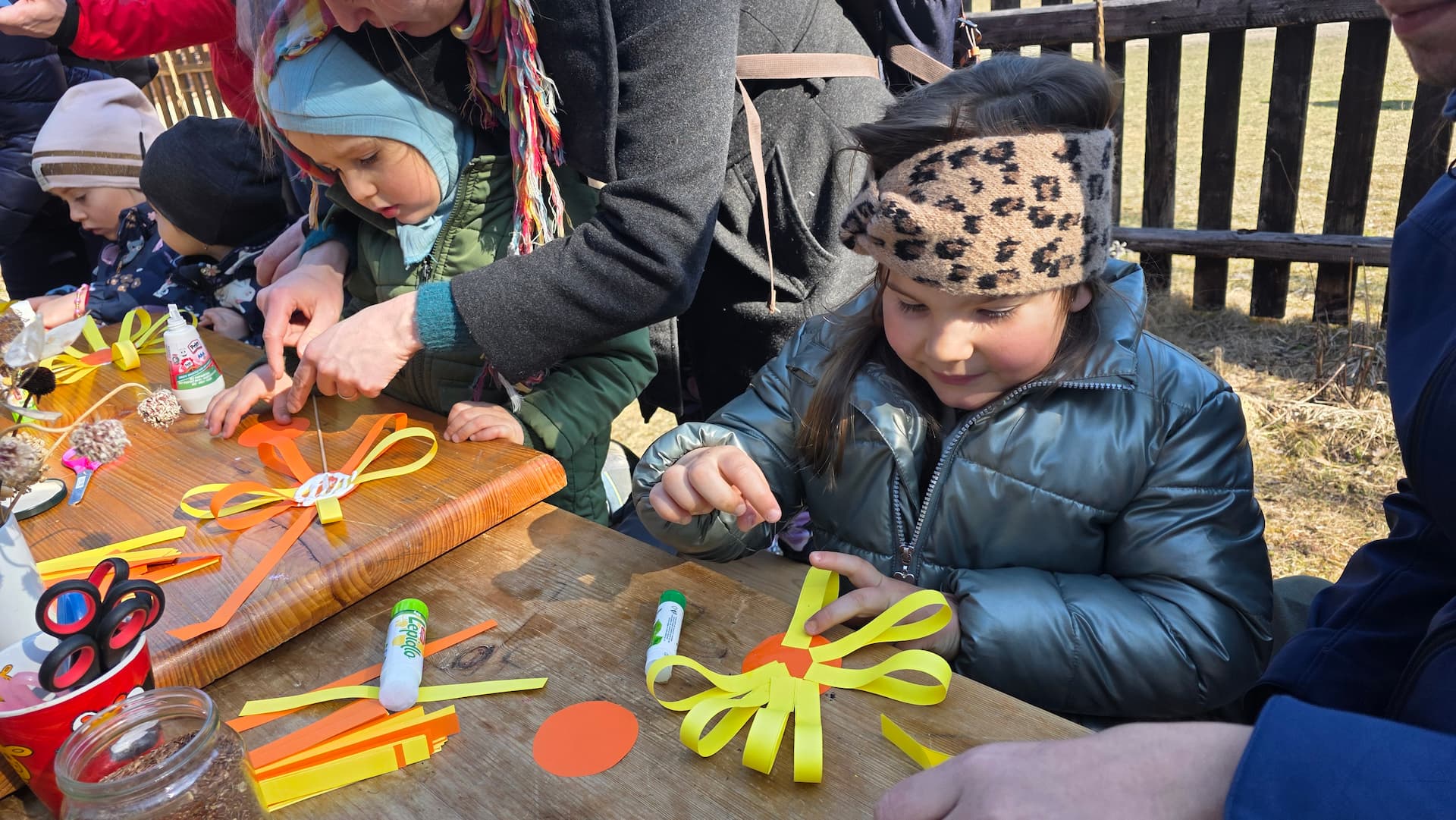 Rodiny s deťmi pri tvorivých dielňach v skanzene Pribylina